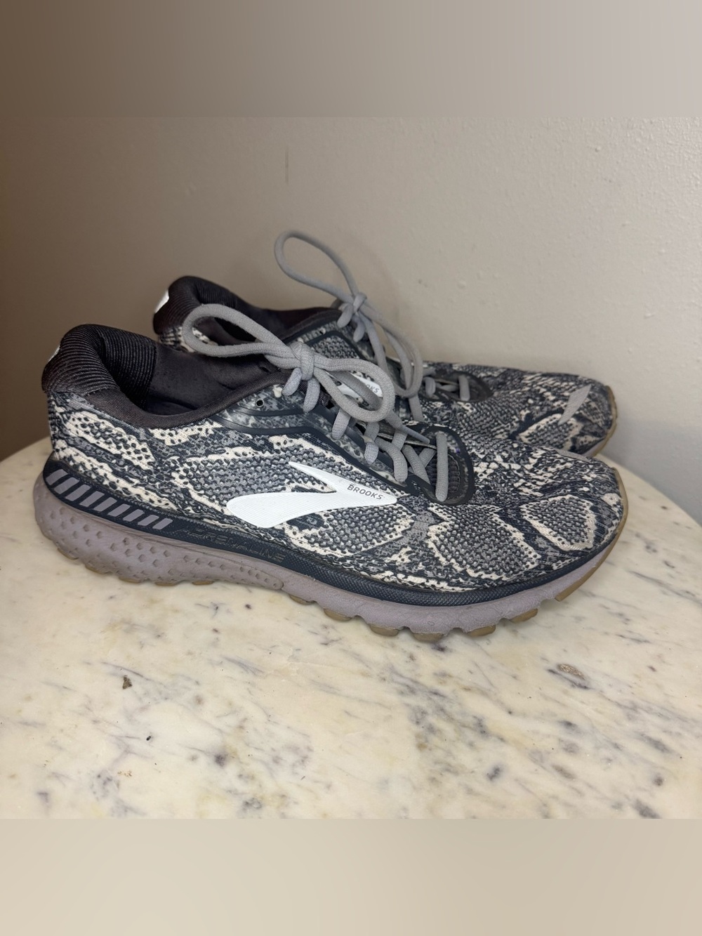 Brooks Adrenaline 20 Shoes Size 9.5 snakeskin running athletic 
MISSING INSOLES
